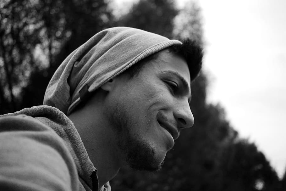 black white, human, young, smile, satisfied, happy, portrait HD wallpaper