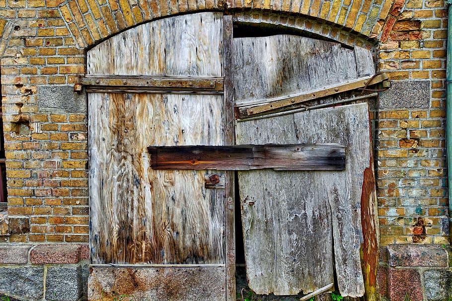 Brown Wooden Door, abandoned, architecture, brick, brick wall HD wallpaper