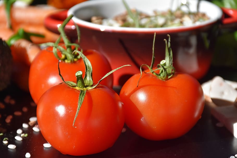Three Ripe Tomatoes, blur, cook, delicious, diet, farming, food HD wallpaper