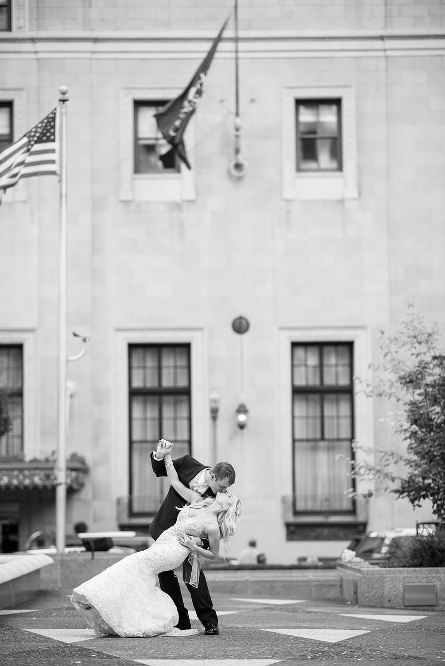 Bride and Groom Kissing Near Us Flag, affection, couple, fun HD wallpaper