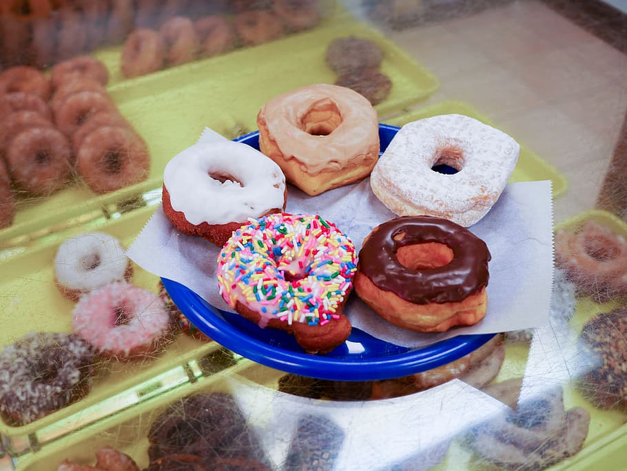 Five donuts sitting on a blue plate., bakery, breakfast, calories HD wallpaper