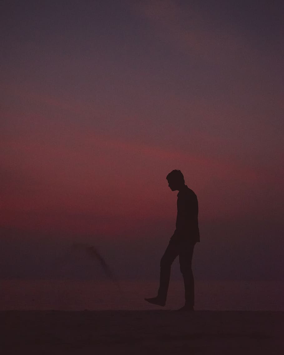 man silhouette playing with sand, one person, sunset, sky, side view HD wallpaper