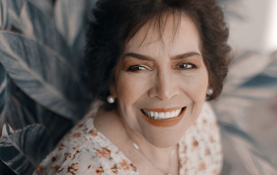 woman's face, smiling, portrait, looking at camera, happiness HD wallpaper