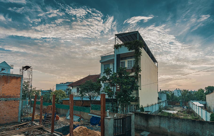 White Concrete Building Under Cumulus Clouds, architecture, buildings HD wallpaper