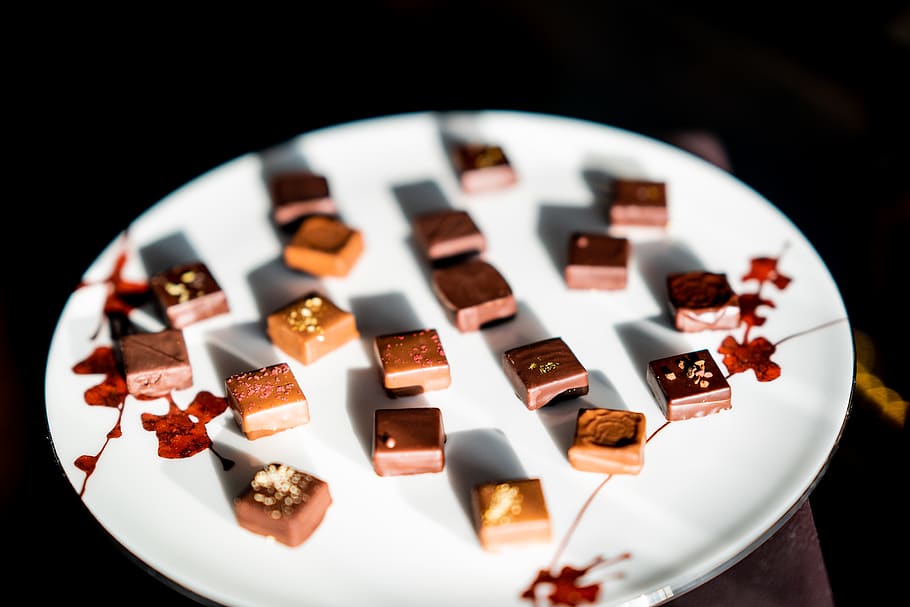 cube chocolates on round white ceramic plate, game, phone, mobile phone HD wallpaper
