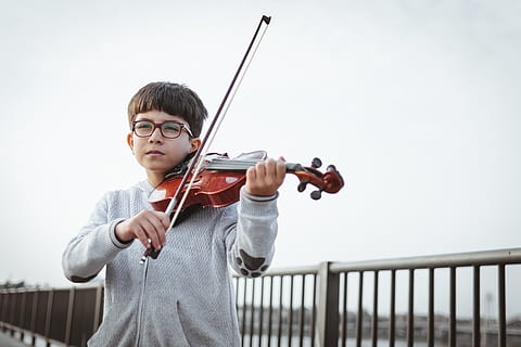 boy playing violin during daytime, person, human, musical instrument HD wallpaper