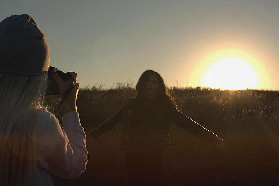 Person Taking Photo of Another Person during Sunset, blond hair HD wallpaper