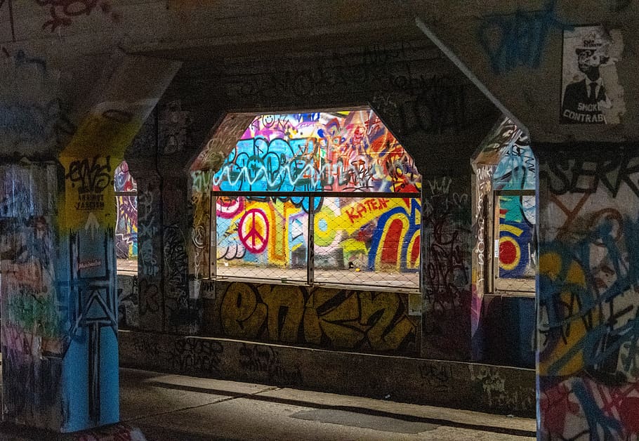 multicolored painted concrete building, graffiti, multi colored HD wallpaper
