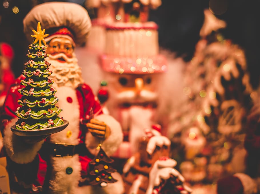 Santa Claus figurine, representation, holiday, focus on foreground HD wallpaper