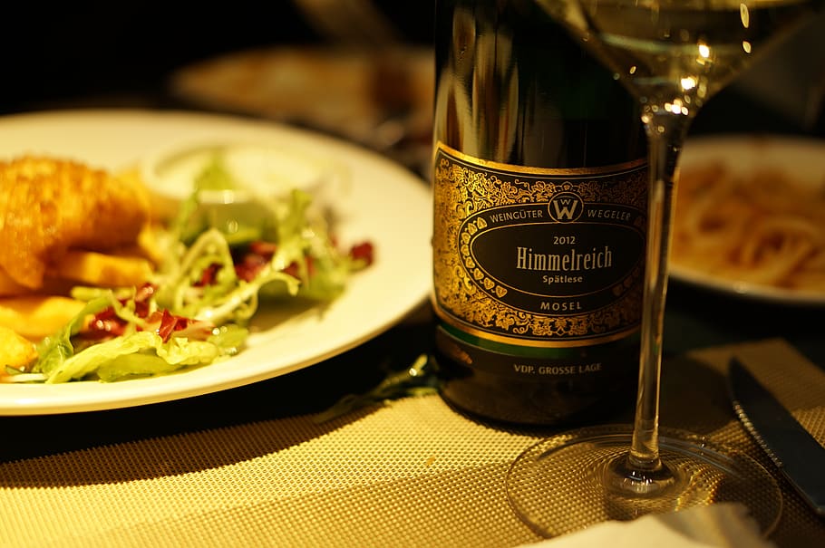 bottle of wine near vegetable salad on plate, beverage, alcohol, HD wallpaper