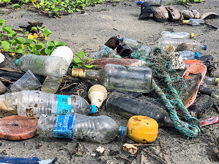 assorted garbage bottles on sandy surface, plastic, india, nivati fort rd HD wallpaper