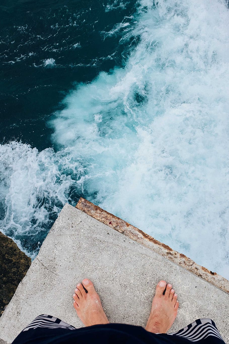 bali, indonesia, cliff, wave, ocean, stone, water, shorts, toes HD wallpaper