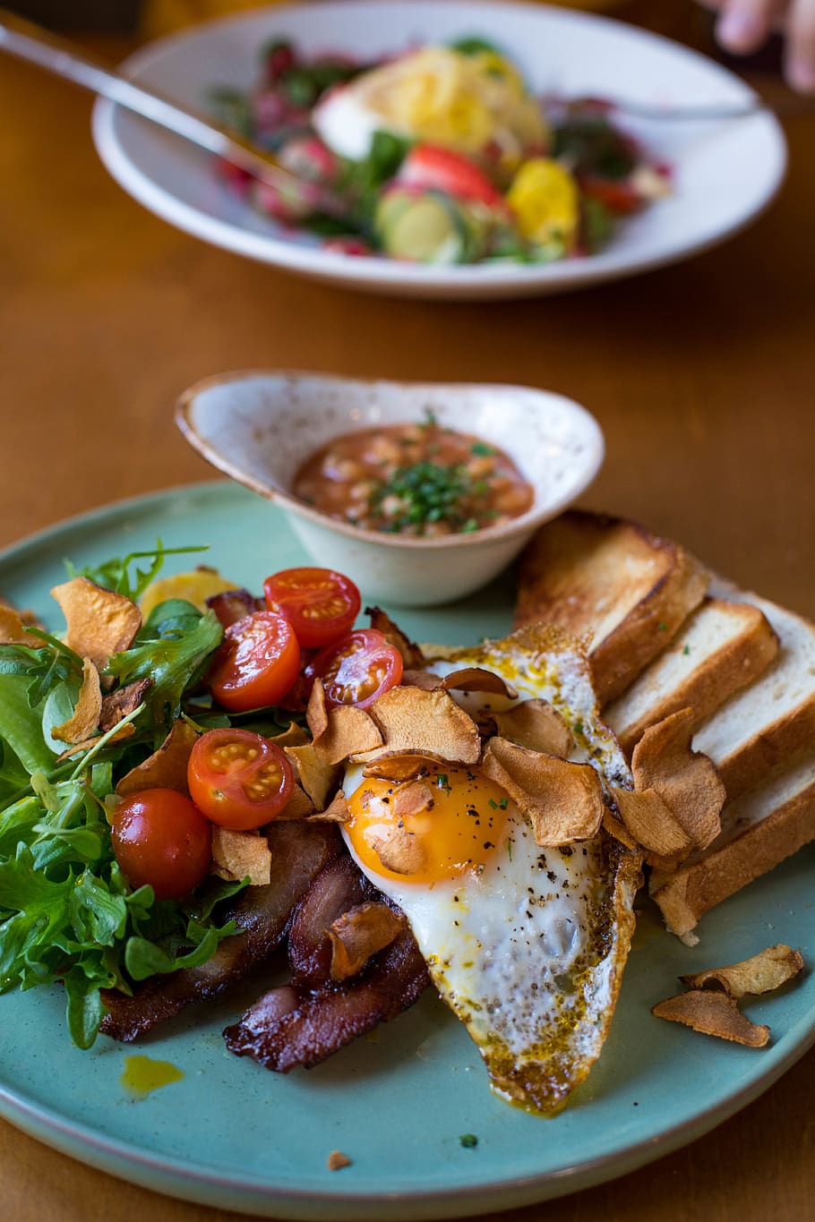 Tomatoes With Egg on Plate, bacon, blur, bread, delicious, depth of field HD wallpaper