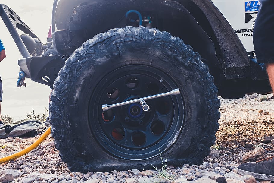 blowout, stuck, standed, car problems, fix tire, flat tire HD wallpaper