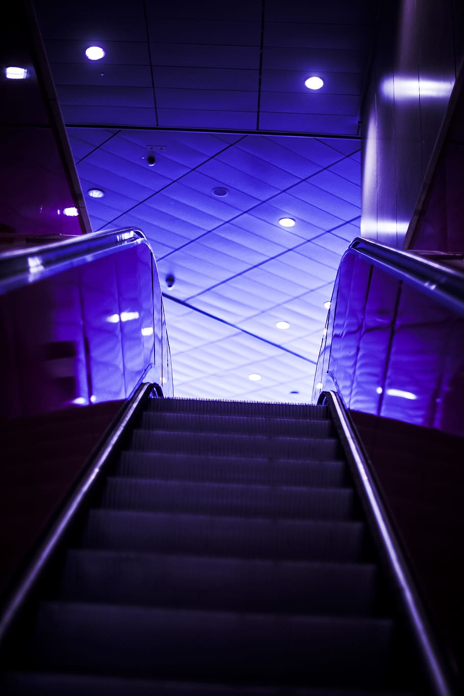 Escalator Photograph, architectural design, dark, going up, indoors HD wallpaper