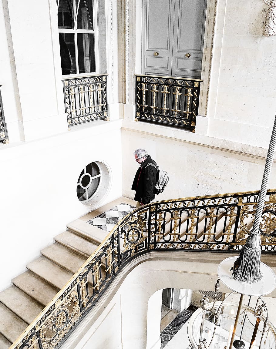 Man on Stairs, architecture, backpack, chandelier, contemporary HD wallpaper