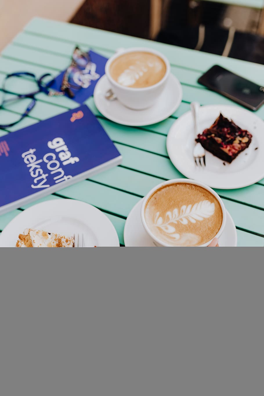 Drinking coffee and eating cake in a cafeteria, retaurant, lunch HD wallpaper