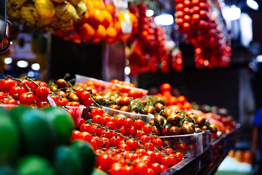 Fresh red tomatoes in the vegetable market, bright, display, green HD wallpaper
