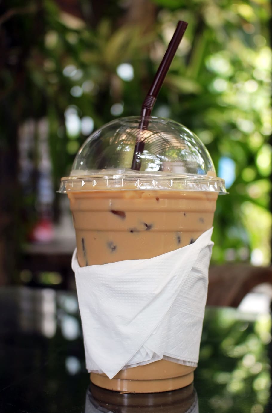 Milky coffee. Айс кофе в пластиковом стакане. Кофе лето стаканчик.
