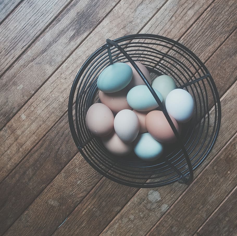 easter eggs, colored, basket, table, holiday, spring, celebration HD wallpaper