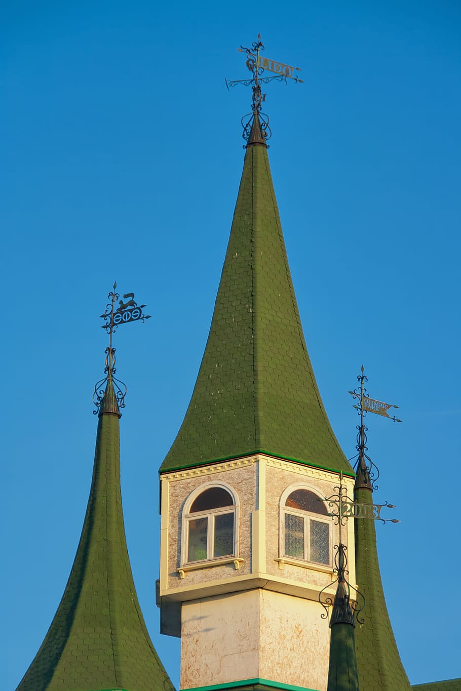 architecture, blue, building, castle, exterior, green, sky HD wallpaper