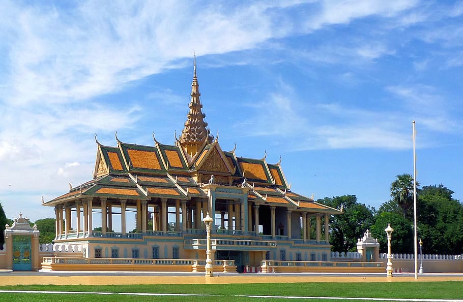The Buddhist style pavilion entrance to the Royal Palace in Phnom Penh, Cambodia, HD wallpaper