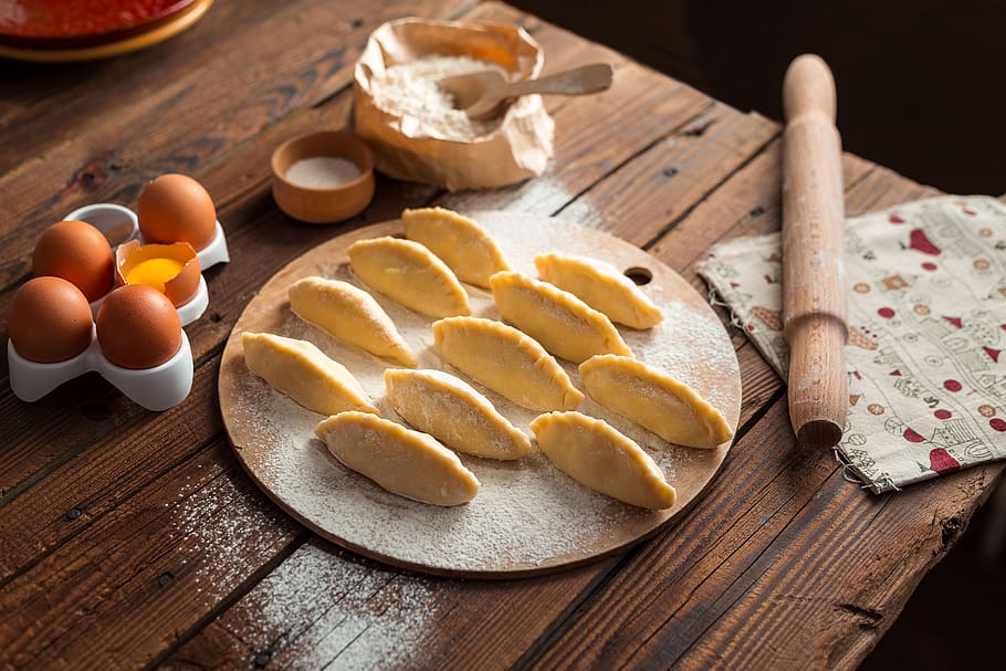 Pastries on Wooden Tray, bakery, baking, bread, dairy product HD wallpaper
