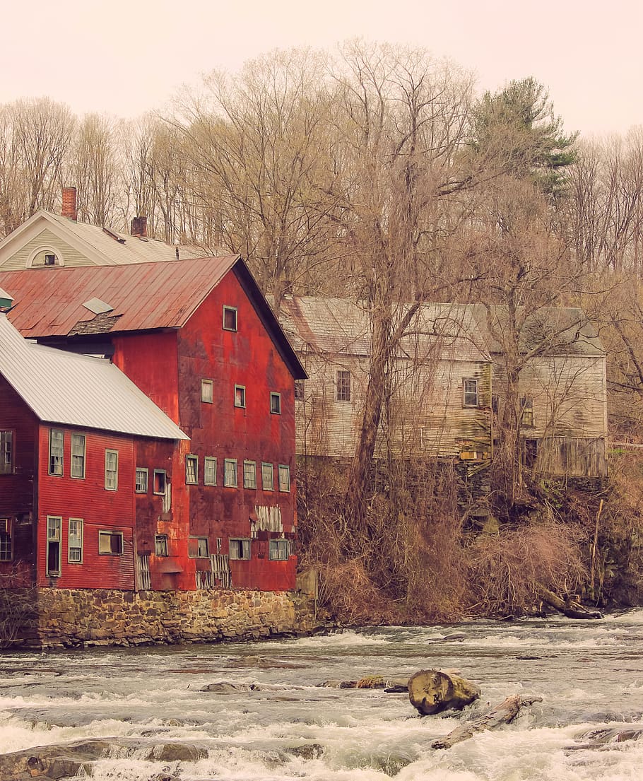 Red and Brown Concrete House Near to White and Gray Wooden House during Daytime HD wallpaper