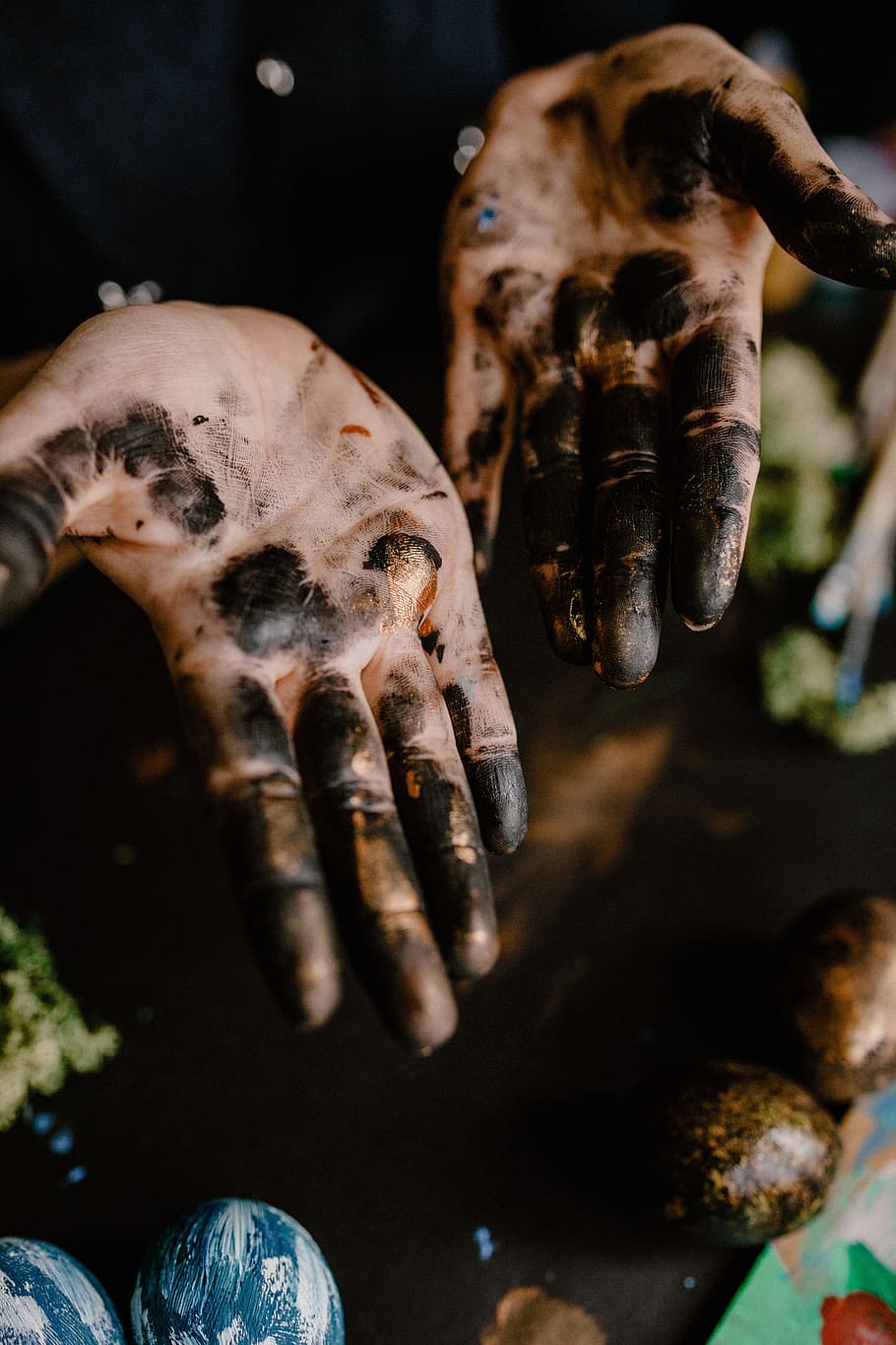 Messy painted hands of a painting artist, moody, dark, painter HD wallpaper