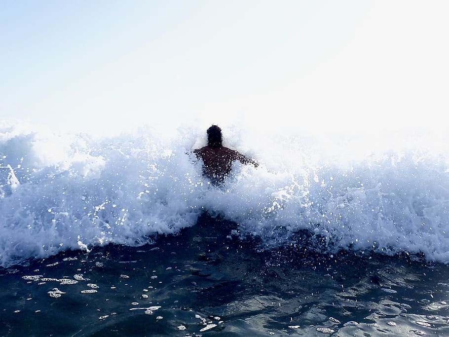 Человек из воды. Один в океане. Человек в воде фото. Вода в движении фото.