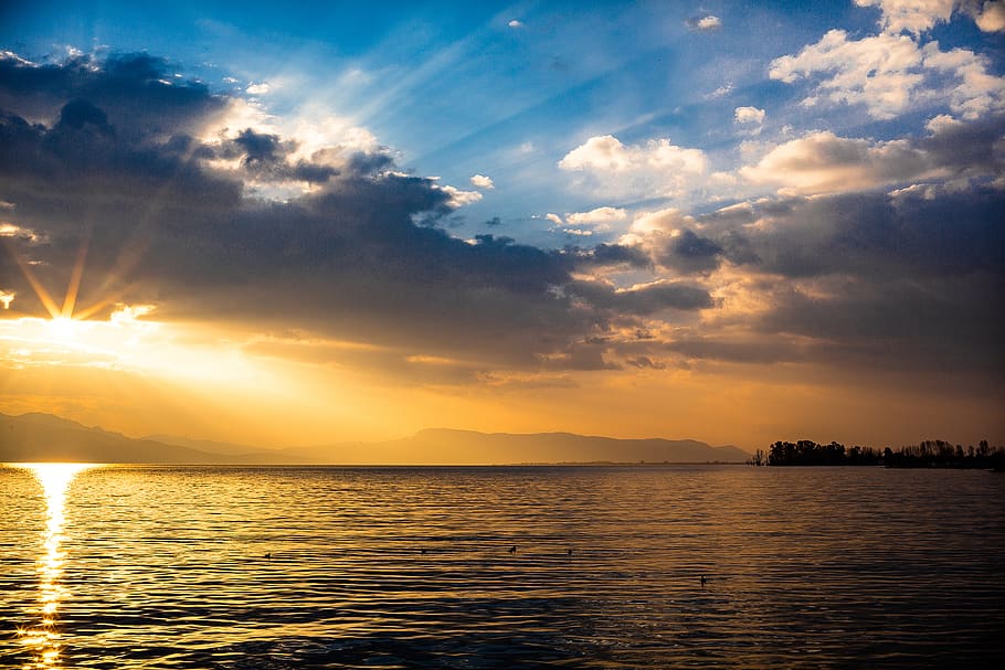 cloudy, blue sky, wide angle, golden sunlight, sunrise, lake, HD wallpaper