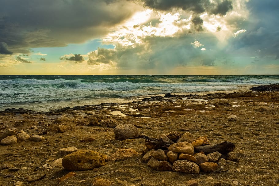 beach, coast, stones, shore, sea, sky, clouds, driftwood, autumn mood HD wallpaper