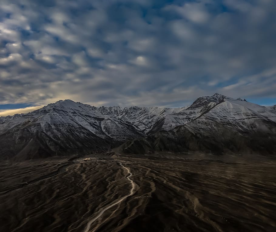 Nature Photography of Rocky Mountain Under Cloudy Sky, altitude HD wallpaper