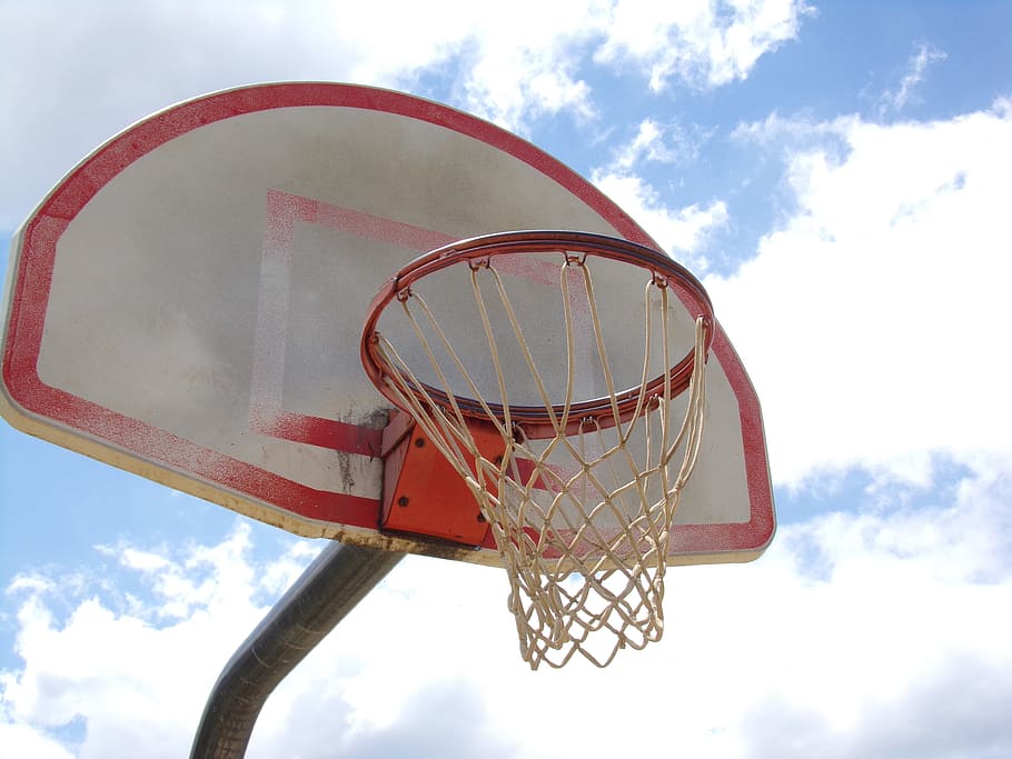 Basketball goal at a park in the summer, outdoors, sports, recreation