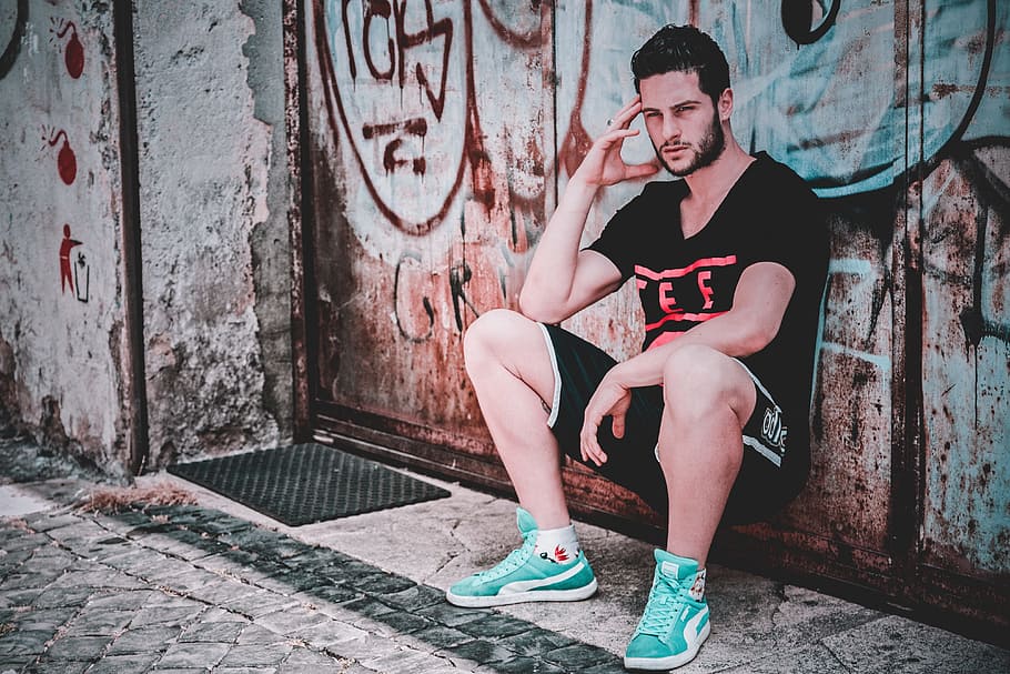 Man In Black T-shirt, dirty, good-looking, graffiti, street art HD wallpaper