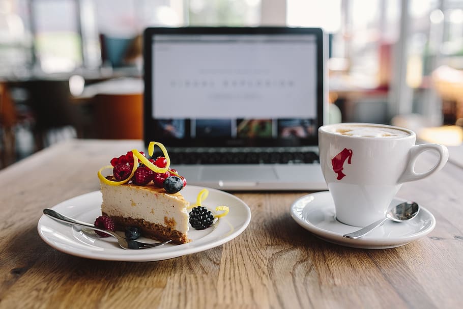 Working in a restaurant: Macbook, Cheese Cake and Cup of Coffee HD wallpaper