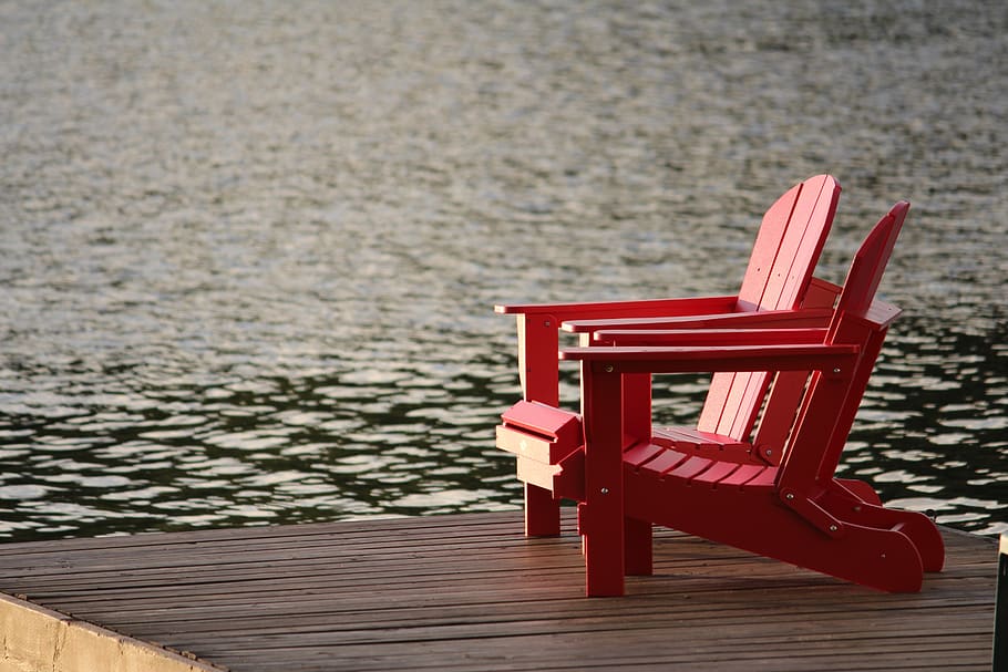 Red Wooden Lounge Chair on Brown Boardwalk Near Body of Water during Daytime HD wallpaper