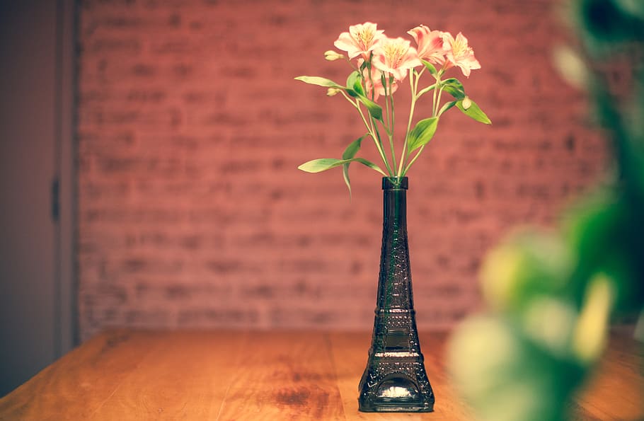 flowers in black vase on table, ornament, flower arrangement, HD wallpaper