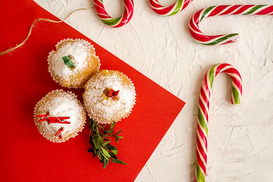 cupcakes beside candy canes, celebration, food and drink, sweet food HD wallpaper