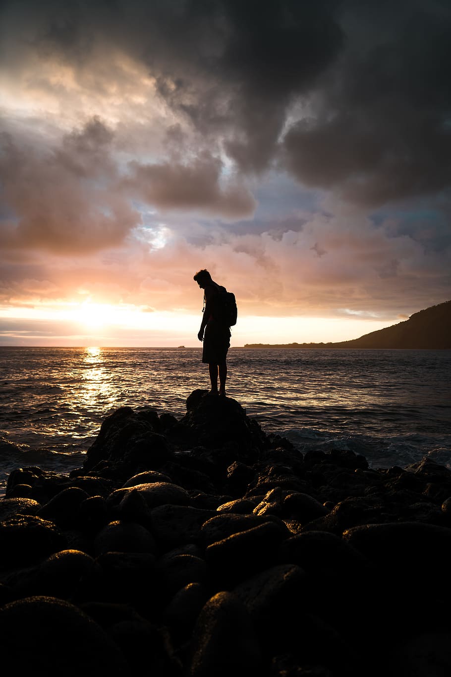 silhouette of man standing on rock near sea during sunset, shiloette HD wallpaper