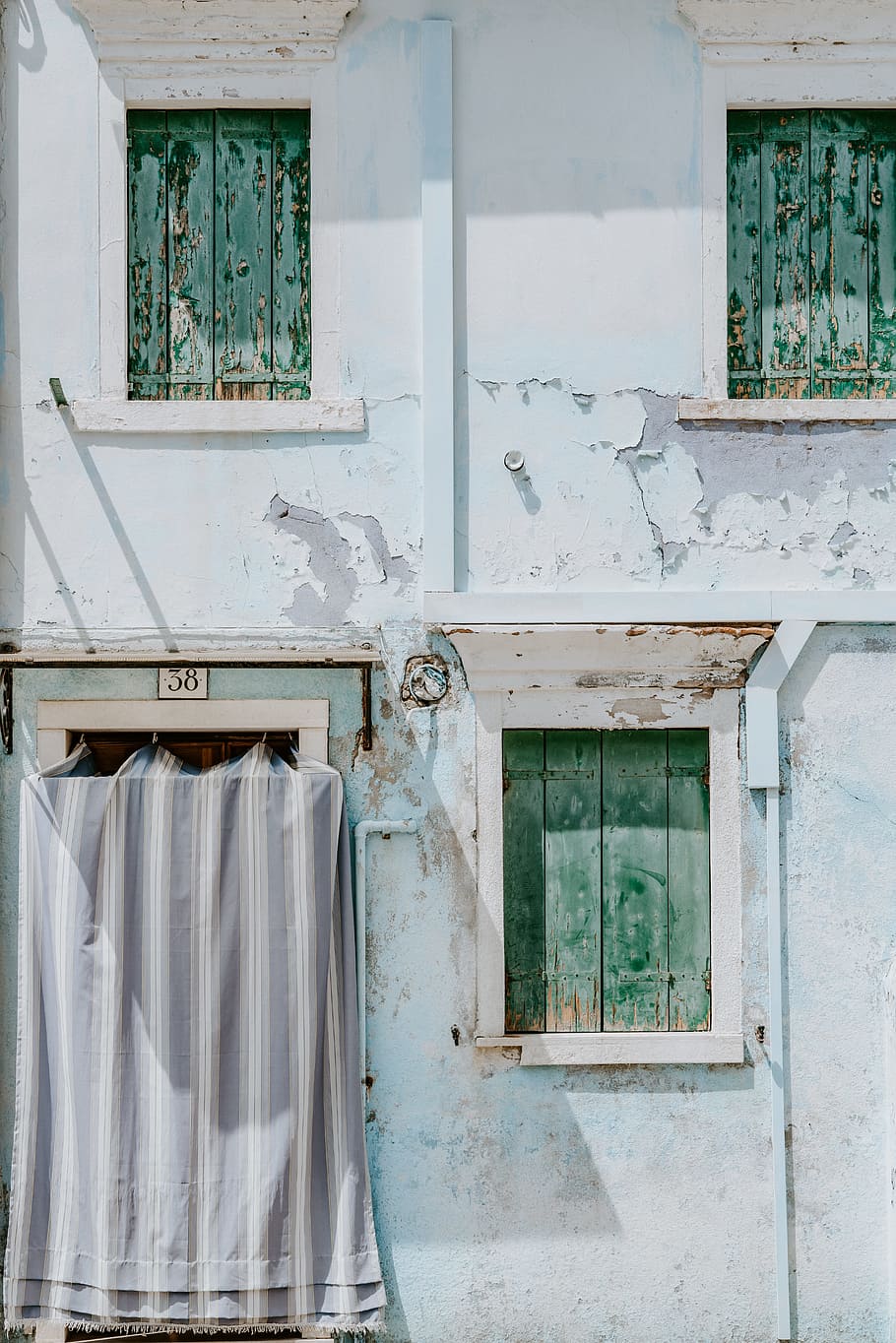 white concrete building with three green windows at daytime, shutter HD wallpaper
