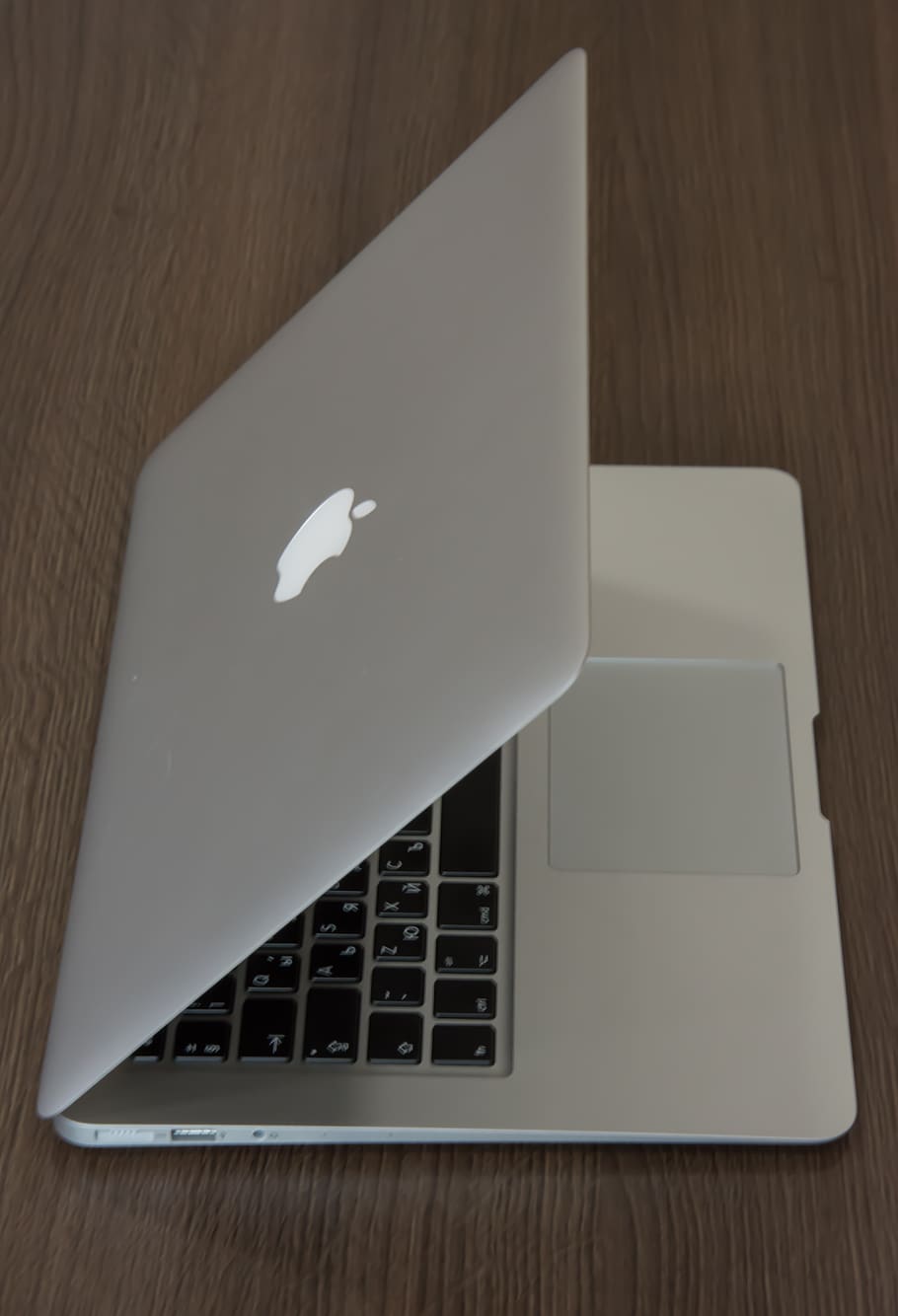Silver Macbook on Brown Surface, apple, contemporary, desk, device HD wallpaper