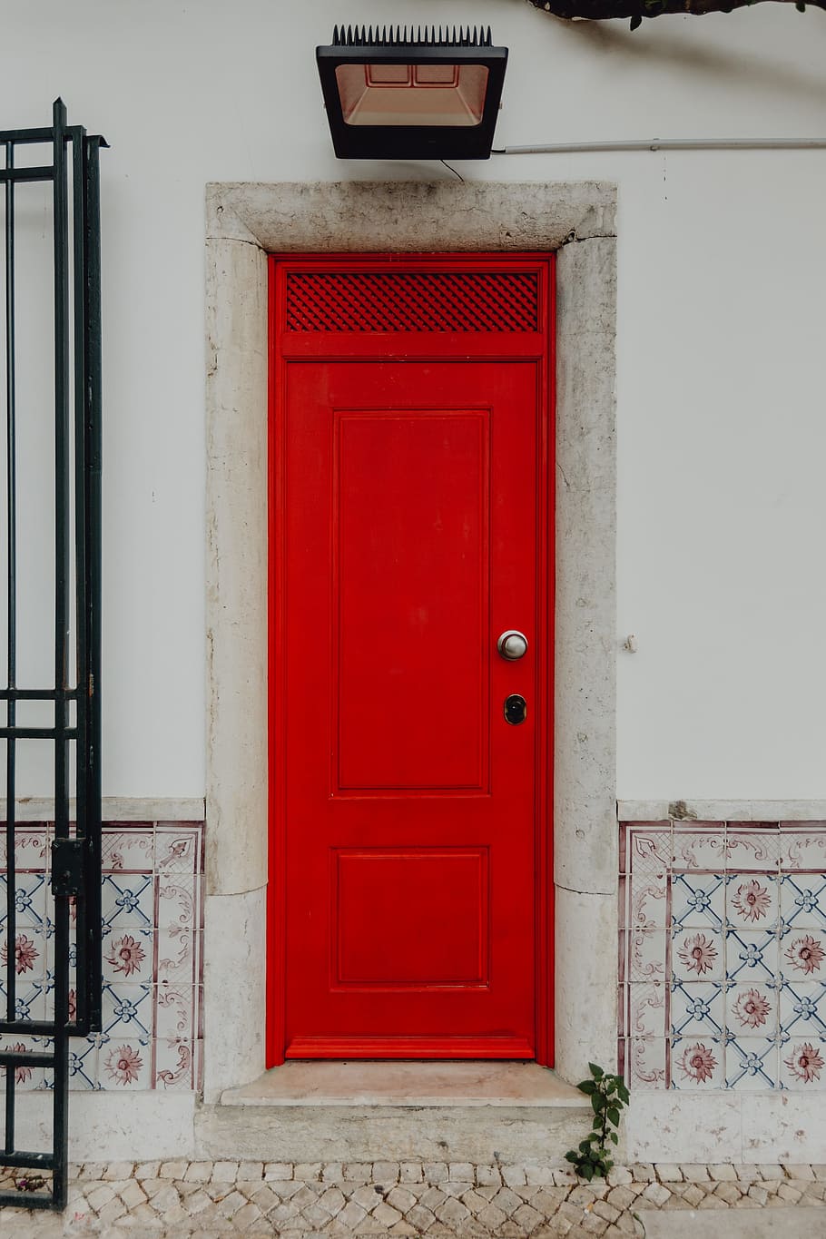 Colorful wooden door in the facade of a typical Portuguese house at Lisbon, Portugal, HD wallpaper