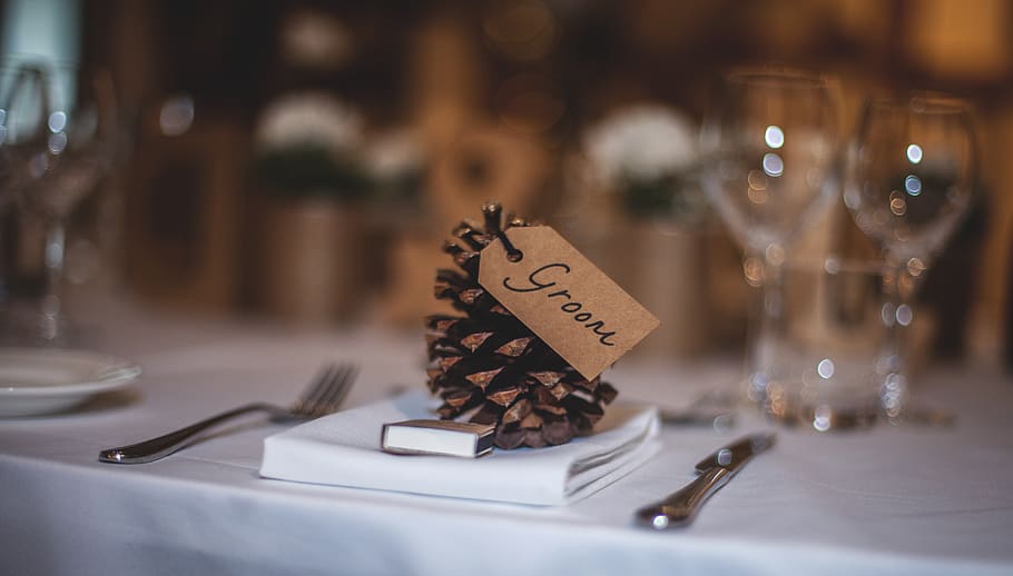 Groom Text on Table, dinner table, macro, pinecone, reservation HD wallpaper