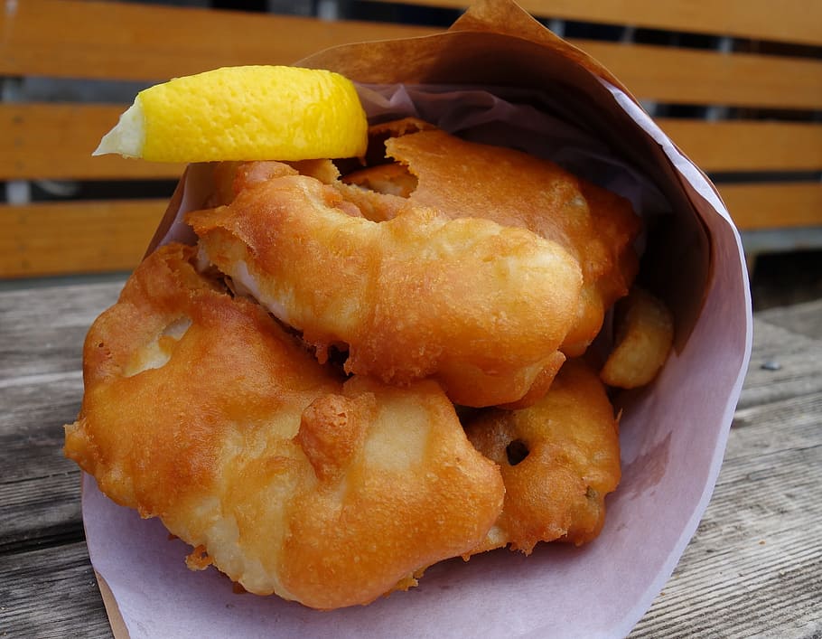 Crunchy fried fish and chips in a cornet, meal, eat, seafood HD wallpaper