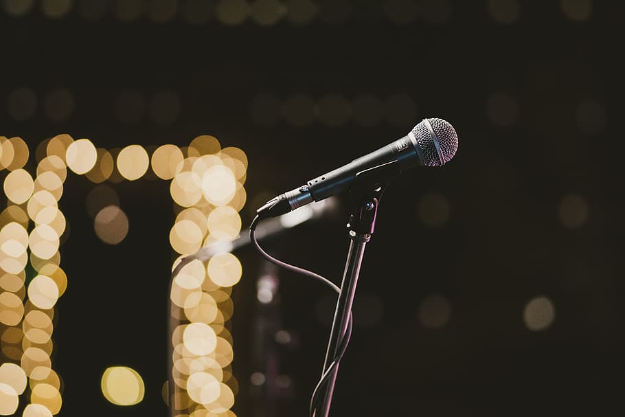 Selective Focus Photography Of Microphone On Microphone Stand HD wallpaper