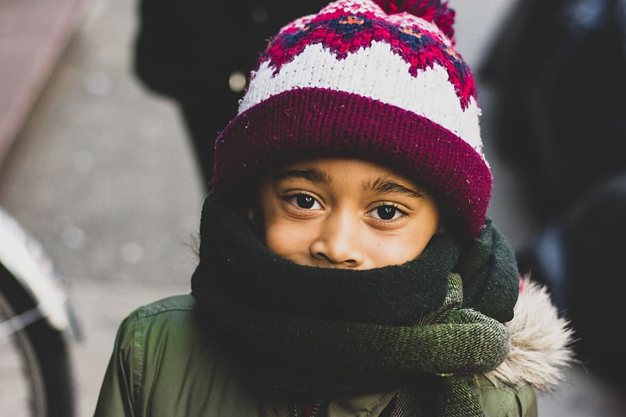 Women's Black and Red Knit Cap, blurred background, bonnet, boy HD wallpaper