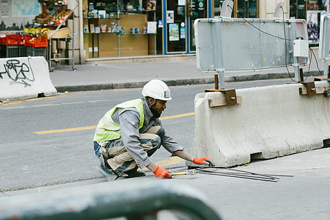 A city worker., vsco, download, unsplash, photo by tranmautritam HD wallpaper
