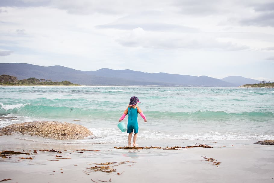 australia, bicheno, blue, bucket, hat, wetsuit, girl, fun, child HD wallpaper