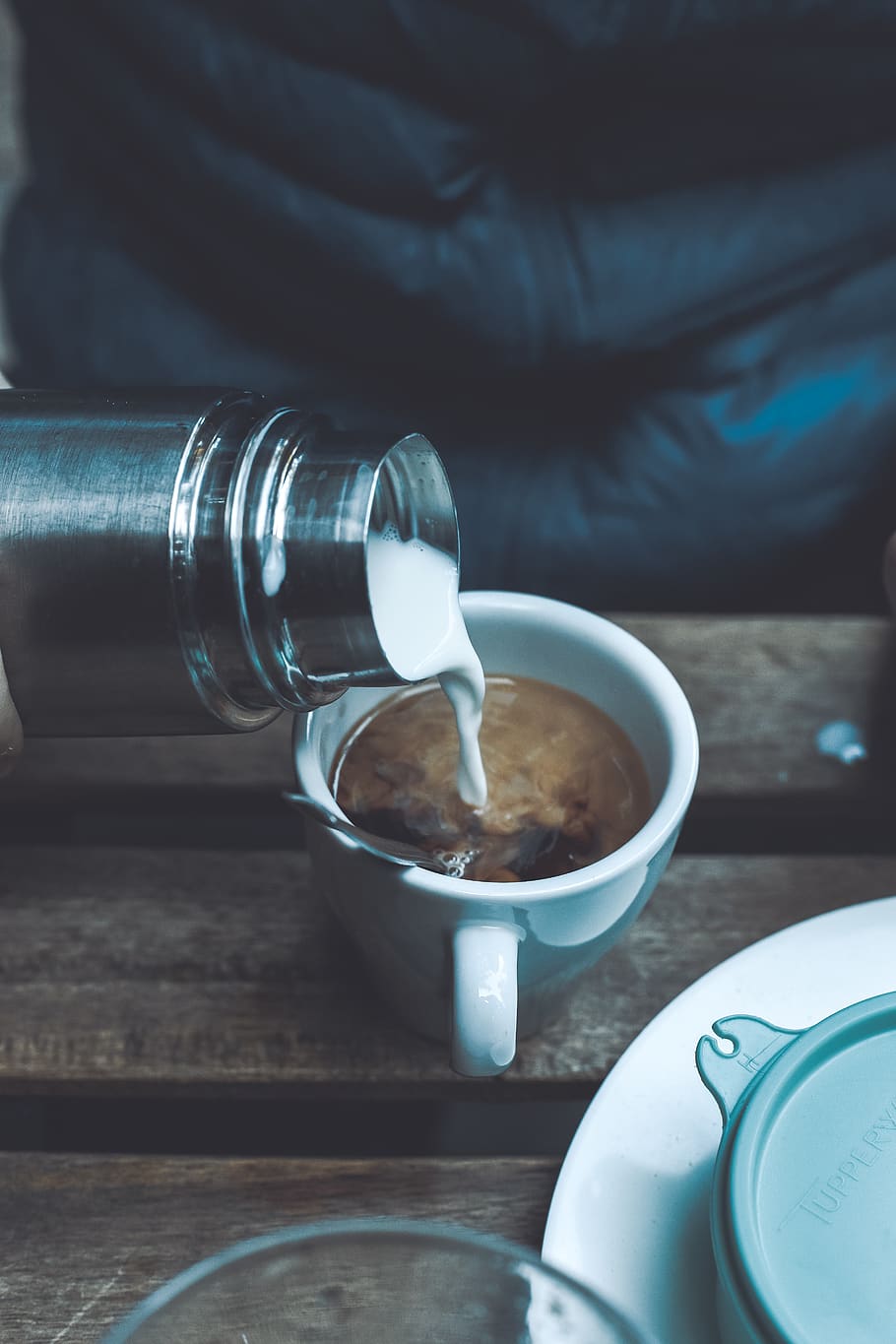 person pouring milk in coffee cup, bizkaia, drink, beverage, latte, HD wallpaper